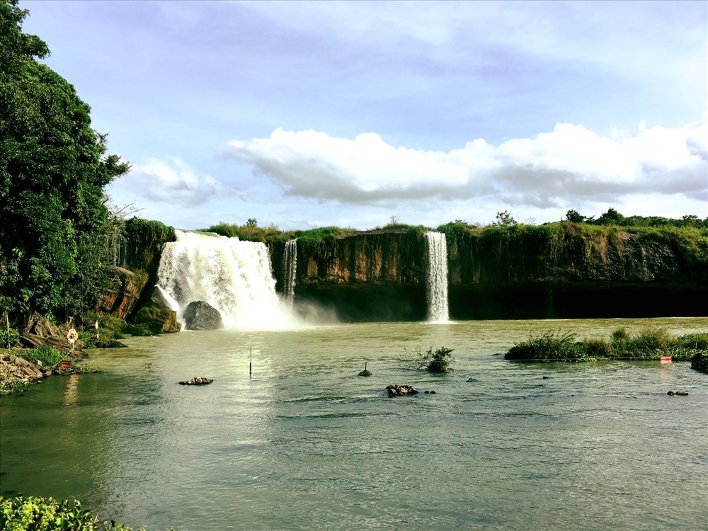 Thác Dray Nur nhìn từ xa (ảnh K.Q)