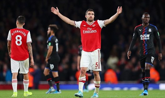 Sự tiếc nuối của Sokratis (số 5) khi không thể có cú đúp bàn thắng cũng là sự tiếc nuối chung của Arsenal. Ảnh: Getty Images