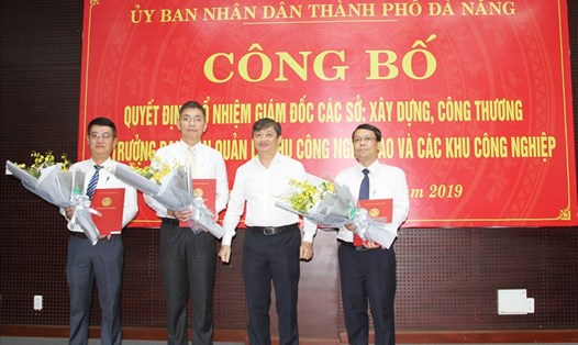 Ông Đặng Việt Dũng (thứ 2, từ phải qua)- Phó Chủ tịch Thường trực UBND TP Đà Nẵng trao quyết định bổ nhiệm. ảnh: H.Vinh