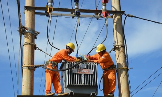 Nhân viên Công ty Điện lực Đắk Nông kiểm tra hệ thống điện trên địa bàn.