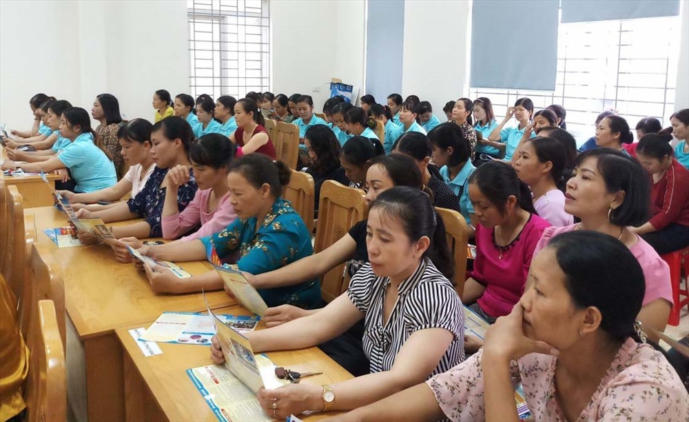 Công nhân lao động được tuyên truyền pháp luật.
