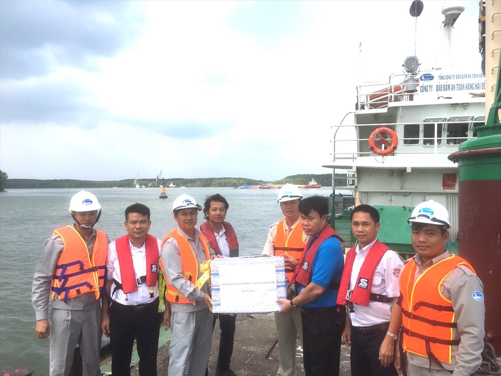Đồng chí Đỗ Nga Việt, Chủ tịch Công đoàn Giao thông Vận tải Việt Nam (thứ 3 từ phải sang) trao quà cho các CBCNV tham gia ứng cứu sự số chìm tàu. Ảnh: Hải Nam
