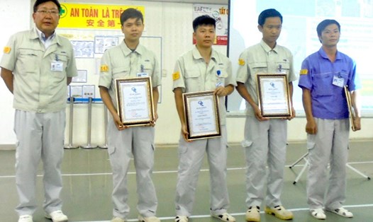 Lãnh đạo Cty TNHH Meiko Việt Nam (ngoài cùng bên trái) tặng bằng khen cho công nhân có sáng kiến, sáng tạo. Ảnh: H.A