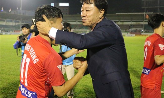 HLV Chung Hea-seong bác thông tin tiền vệ Minh Vương sẽ đầu quân cho CLB TP.HCM ở mùa giải mới. Ảnh: Đ.T