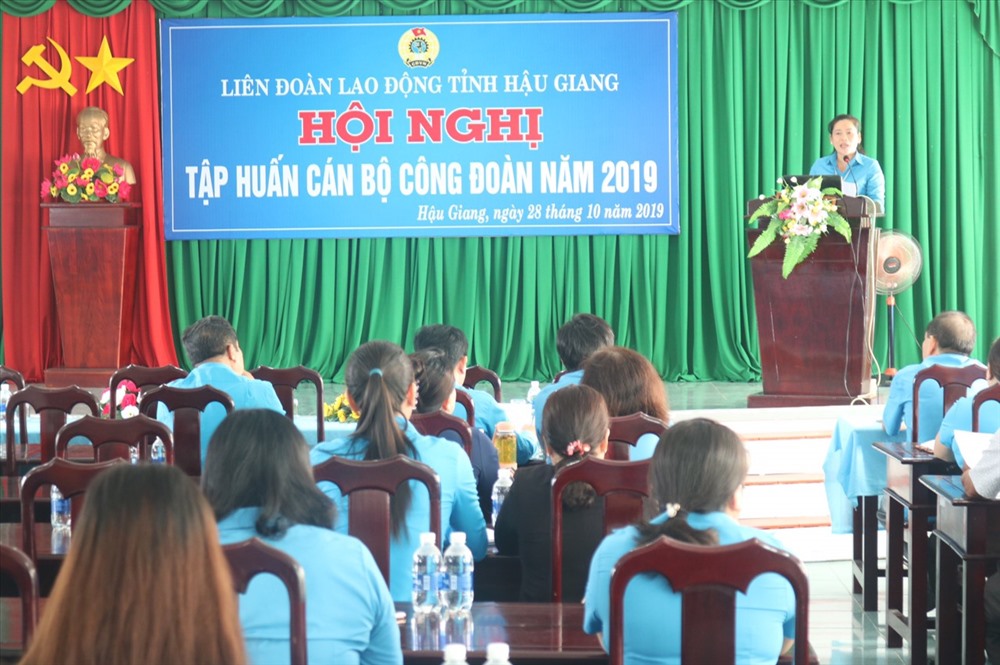 Bà Lê Thị Thanh Lam - Chủ tịch LĐLĐ tỉnh Hậu Giang - đang tập huấn nghiệp vụ cho cán bộ Công đoàn. Ảnh: TL