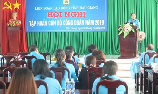 Bà Lê Thị Thanh Lam - Chủ tịch LĐLĐ tỉnh Hậu Giang - đang tập huấn nghiệp vụ cho cán bộ Công đoàn. Ảnh: TL