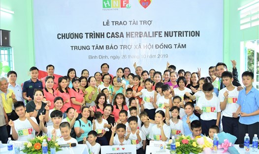 Đại diện Herbalife Việt Nam chụp hình lưu niệm cùng nhân viên và các em tại TTBTXH Đồng Tâm.