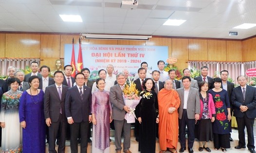Hội đồng Quỹ khoá mới ra mắt. Ông Hà Hùng Cường (cầm hoa) được Đại hội tín nhiệm bầu là Chủ tịch Quỹ nhiệm kỳ 2019-2024. Ảnh Báo Thời Đại.