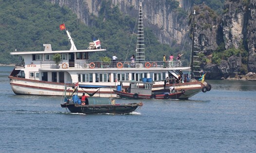 Thuyền bán hàng rong bao vây một tàu du lịch trên vịnh Hạ Long.