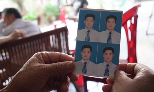 Người mẹ cầm trên tay ảnh anh Nguyễn Văn Hùng, xã Diễn Thịnh, huyện Diễn Châu , Nghệ An, xuất cảnh sang Anh đã mất liên lạc nhiều ngày qua. Ảnh: QĐ