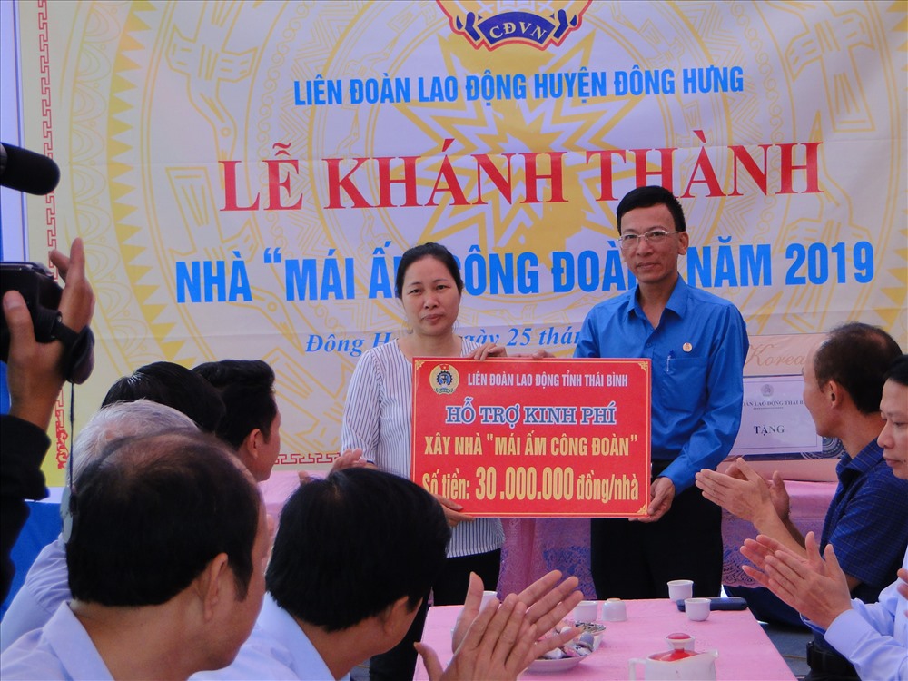 Đồng chí Nguyễn Thanh Bình – Phó chủ tịch LĐLĐ tỉnh trao kinh phí hỗ trợ cho đoàn viên Nguyễn Thị Dinh. Ảnh: B.Mạnh