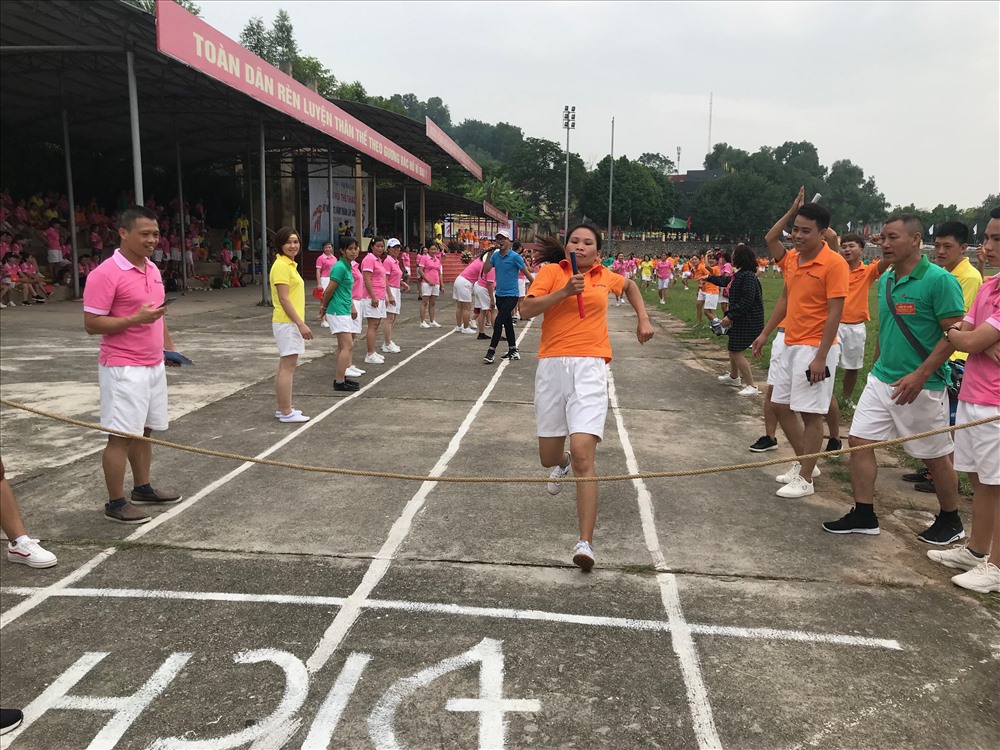 Công nhân tham gia trò chơi chạy tiếp sức.