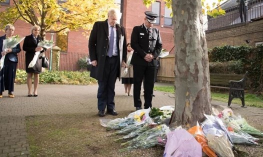 Thủ tướng Anh đặt hoa bên ngoài văn phòng quận Thurrock để tưởng nhớ các nạn nhân vụ 39 thi thể trên xe tải. Ảnh: PA.