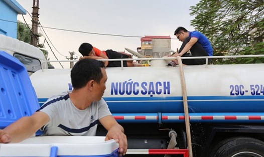 Cty Nước sạch Hà Nội phải cấp nước bằng xe stec cho người dân khu vực nước nhiễm dầu. Ảnh: PV