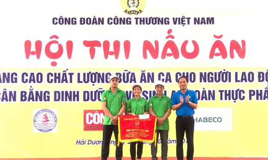 Chủ tịch Công đoàn Công thương Việt Nam Trần Quang Huy (ngoài cùng bên phải) trao phần thưởng cho đội CĐ Cty thuốc lá Thăng Long. Ảnh: LAN DỊU