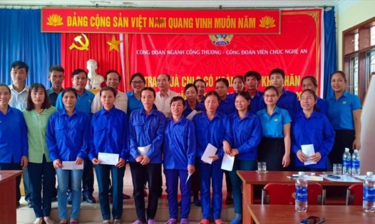 Công đoàn viên chức tỉnh Nghệ An tặng quà cho công nhân. Ảnh: TĐ