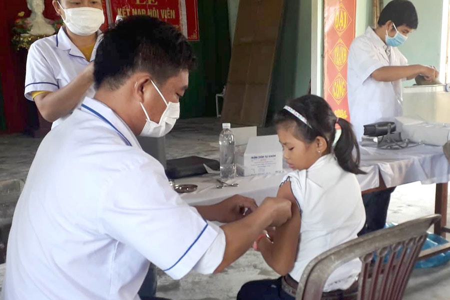 Tập trung tiêm vaccine phòng, chống bệnh bạch hầu ở xã Duy Nghĩa (huyện Duy Xuyên, tỉnh Quảng Nam). Ảnh: THANH CHUNG