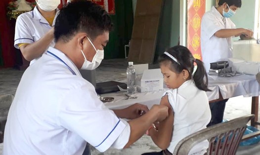 Tập trung tiêm vaccine phòng, chống bệnh bạch hầu ở xã Duy Nghĩa (huyện Duy Xuyên, tỉnh Quảng Nam). Ảnh: THANH CHUNG