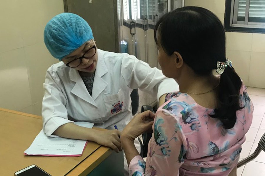 Bác sĩ khám, tầm soát ung thư vú cho chị em. Ảnh: T.L