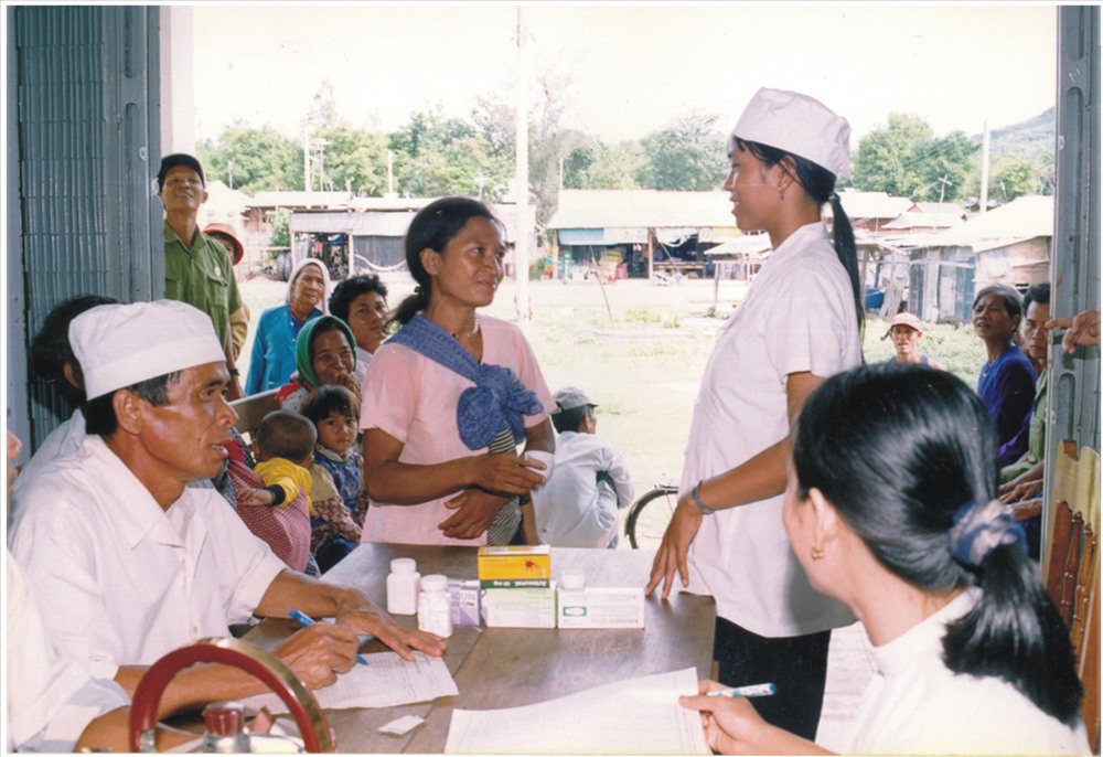 Khám tư vấn cho người dân về bệnh sốt rét.