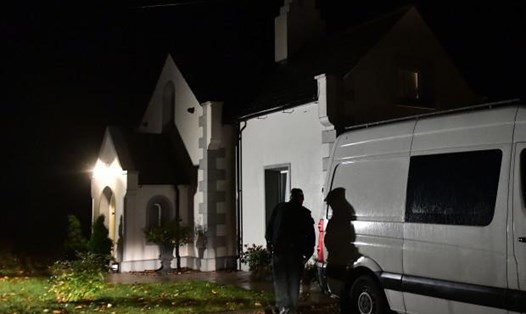 Cảnh sát đột nhập ngôi nhà ở hạt Armagh nghi có liên quan đến vụ 39 thi thể trong container. Ảnh: Pacemaker Press