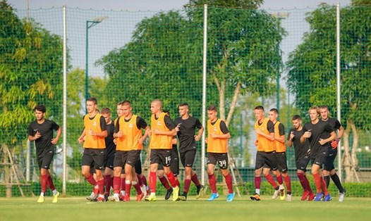 Đội bóng FK Sarajevo tập luyện tại PVF. Ảnh: TH