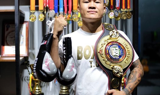 Nhà vô địch WBA Đông Á Trương Đình Hoàng có ý tưởng bán đấu giá cặp găng tay của mình để xây quỹ từ thiện. Ảnh: NVCC