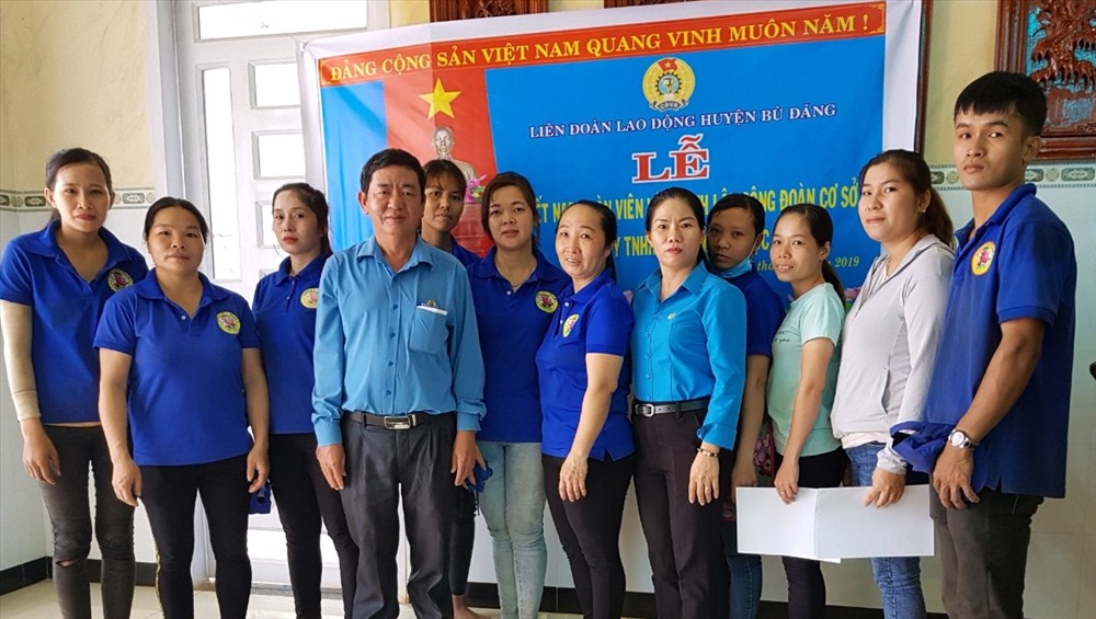 Ông Hồ Viết Nam - Chủ tịch LĐLĐ huyện Bù Đăng - trao quyết định kết nạp đoàn viên Công đoàn Cty TNHH MTV XNK Đại Lộc Phát.