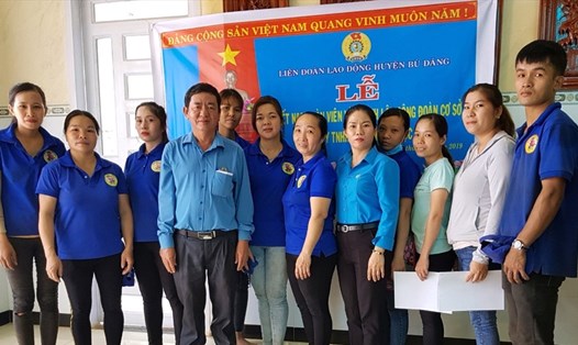 Ông Hồ Viết Nam - Chủ tịch LĐLĐ huyện Bù Đăng - trao quyết định kết nạp đoàn viên Công đoàn Cty TNHH MTV XNK Đại Lộc Phát.