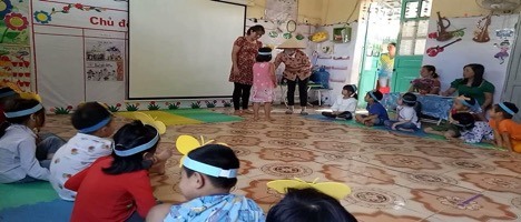 Các cán bộ công đoàn và giáo viên nhà trường hướng dẫn kỹ năng “không đi theo người lạ” cho trẻ mẫu giáo. Ảnh: Ngọc Nhưng