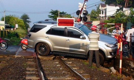 Một xe ô tô mắc kẹt trên đường ray tuyến đường sắt Bắc - Nam, đoạn qua phường Tân Tiến, thành phố Biên Hòa (Đồng Nai)  khi tàu đang tới. Ảnh: PV