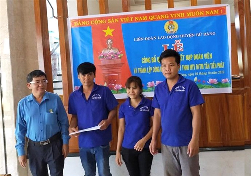 Ông Hồ Viết Nam -Chủ tịch Liên đoàn Lao động huyện Bù Đăng trao quyết định cho Ban chấp hành công đoàn lâm thời Công ty TNHH MTV TMDV Tân Tiến Phát.