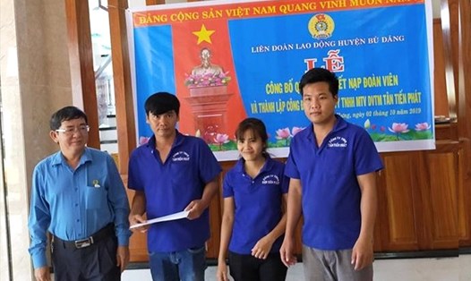 Ông Hồ Viết Nam -Chủ tịch Liên đoàn Lao động huyện Bù Đăng trao quyết định cho Ban chấp hành công đoàn lâm thời Công ty TNHH MTV TMDV Tân Tiến Phát.