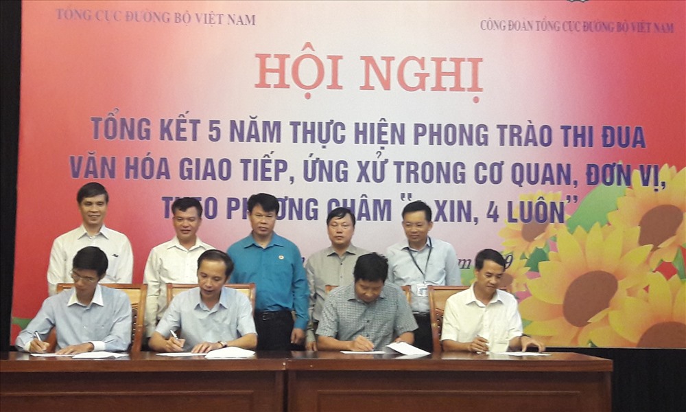 Các đơn vị trong Tổng cục Đường bộ ký kết giao ước thi đua. Ảnh: Q.T