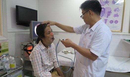 Bác sĩ Bệnh viện Đa khoa Hồng Ngọc thăm khám cho anh Trần Khánh Phúc. Ảnh: PV