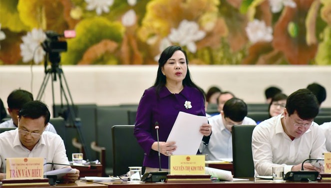 Bộ trưởng Bộ Y tế báo cáo tại phiên họp. Ảnh: Quang Khánh