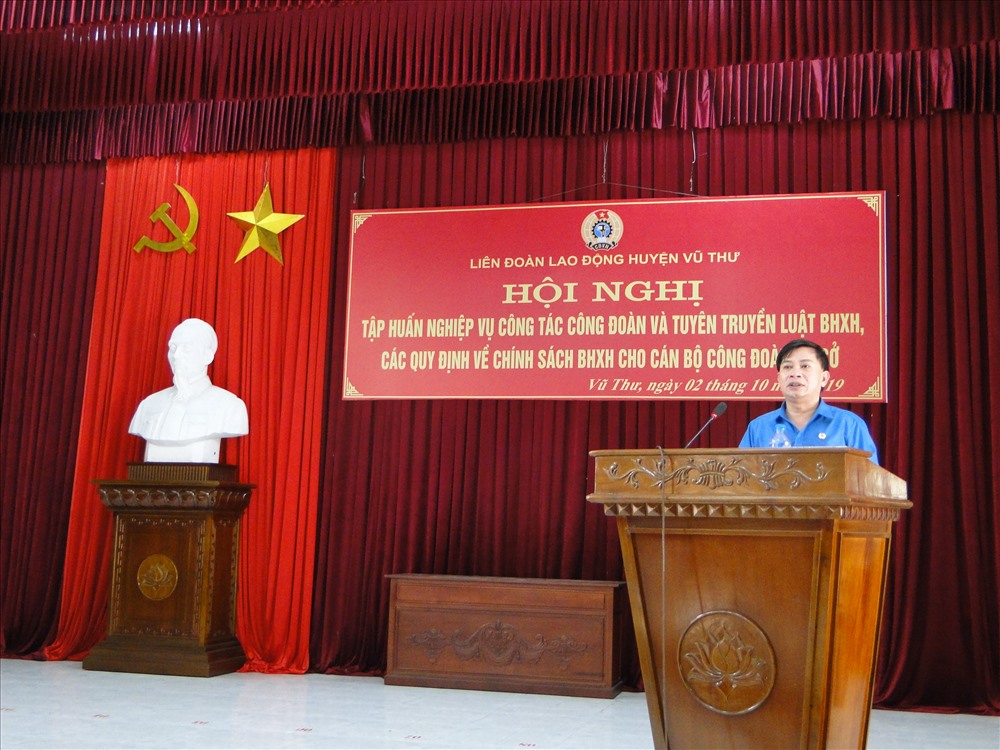 Đồng chí Trần Văn Toản – Phó Chủ tịch LĐLĐ tỉnh truyền đạt nội dung tại lớp tập huấn. Ảnh: B.Mạnh