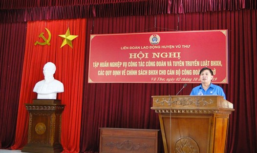 Đồng chí Trần Văn Toản – Phó Chủ tịch LĐLĐ tỉnh truyền đạt nội dung tại lớp tập huấn. Ảnh: B.Mạnh