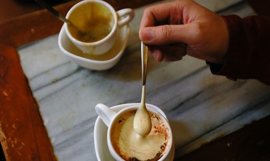 Thưởng thức một cốc cafe trứng các thực khách sẽ cảm nhận được sự hòa quyện đầy tinh tế của vị cafe, của lòng đỏ trứng gà và vị béo ngậy của kem tạo nên một lớp bọt xốp ngọt ngào, thơm béo, đậm đà.