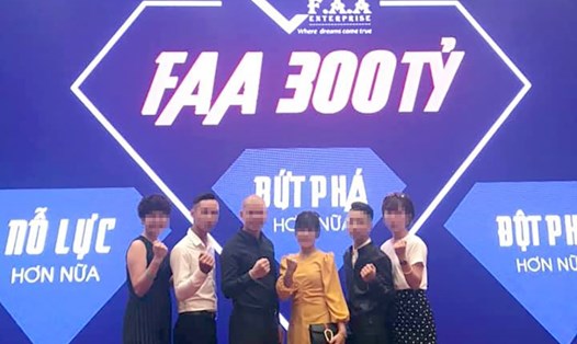 Cộng đồng khởi nghiệp FAA Enterprise do ông Nguyễn Thanh Phong (thứ 3 từ trái sang) sáng lập rất biết cách tô vẽ tên tuổi hòng chiêu dụ người trẻ tham gia.