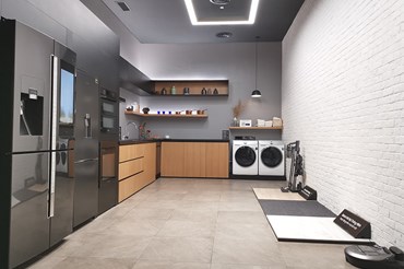 Mô hình mẫu ngôi nhà thông minh ở khu vực bếp với các thiết bị điện gia dụng như tủ lạnh, máy giặt, máy sấy, máy hút bụi đa năng, robot hút bụi thông minh... kết nối không dây và có thể điều khiển qua điện thoại (ảnh:PK).