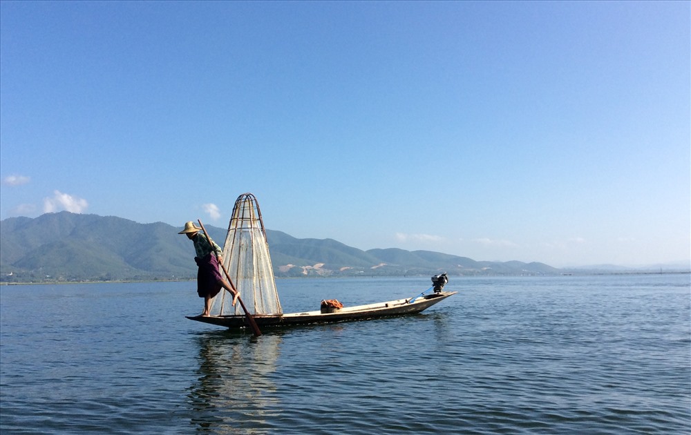 Hồ Inle và những người chụp cá chèo thuyền một chân (ảnh N.T.H)