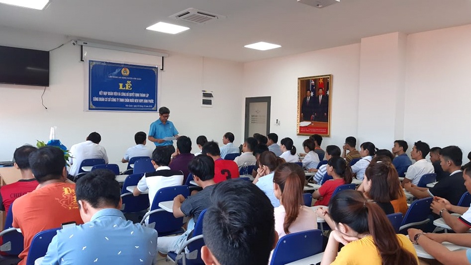 Ông Bùi Đình Lợi – Chủ tịch LĐLĐ huyện Hớn Quản phát biểu tại Hội nghị kết nạp đoàn viên công đoàn và thành lập CĐCS Công Ty TNHH Chăn Nuôi Newhope Bình Phước.