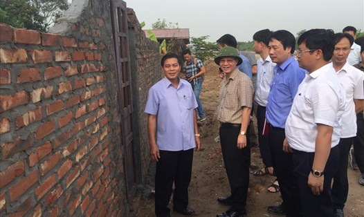 Chủ tịch UBND TP.Hải Phòng Nguyễn Văn Tùng kiểm tra khu đất bị các đối tượng xã hội xâm chiếm. Ảnh HH