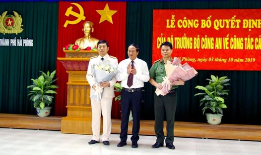 Bí thư Thành ủy Hải Phòng Lê Văn Thành tặng hoa chúc mừng Giám đốc Công an thành phố. Ảnh CTV