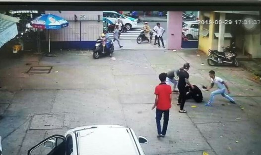 Cameras ghi lại hình ảnh các đối tượng đuổi đánh nhau ngay tại sân bệnh viện đa khoa Khánh Hòa. Ảnh: T.T