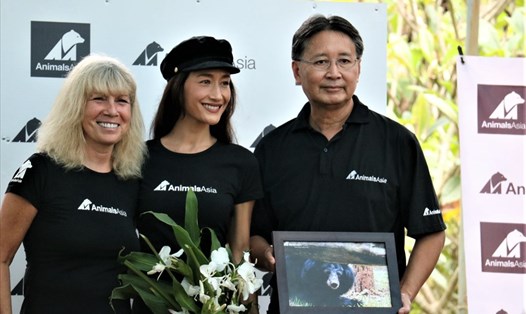 Diễn viên điện ảnh người Mỹ gốc Việt Maggie Q (giữa, ảnh) và các đại diện của Tổ chức Động vật Châu Á.