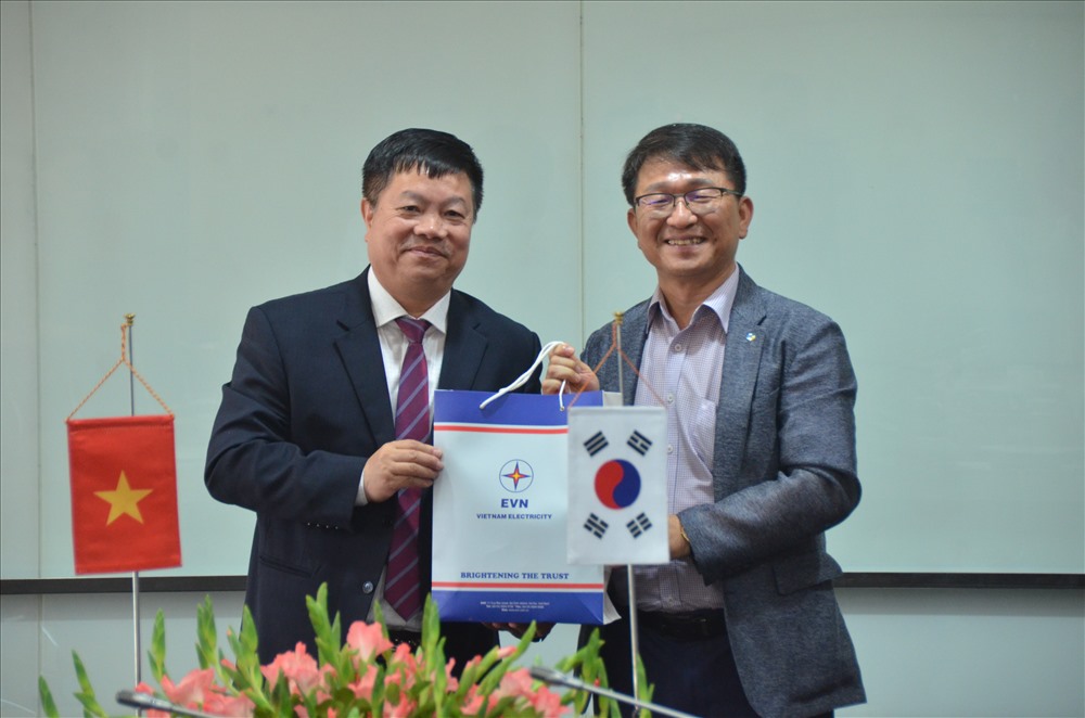 Chủ tịch Công đoàn Điện lực Việt Nam Khuất Quang Mậu tặng quà lưu niệm cho đại diện Công đoàn Điện lực Hàn Quốc. Ảnh: H.T