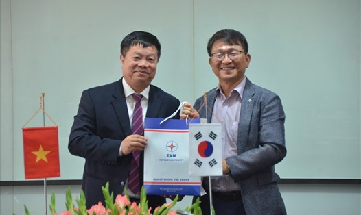 Chủ tịch Công đoàn Điện lực Việt Nam Khuất Quang Mậu tặng quà lưu niệm cho đại diện Công đoàn Điện lực Hàn Quốc. Ảnh: H.T