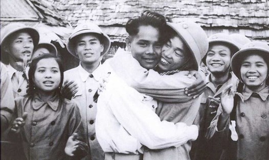 Bộ đội tình nguyện Việt Nam chia tay các bạn Lào trước khi trở về nước.

Nguồn: Sách ảnh Quan hệ đặc biệt Việt Nam - Lào/Nhà xuất bản Thông tấn